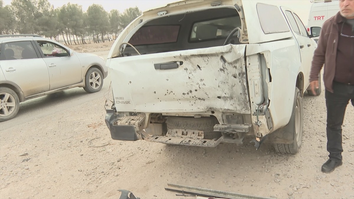 Suriye'nin Münbiç ilçesinde, terör örgütü PKK/YPG, TRT Haber ekip aracına dronla saldırı...