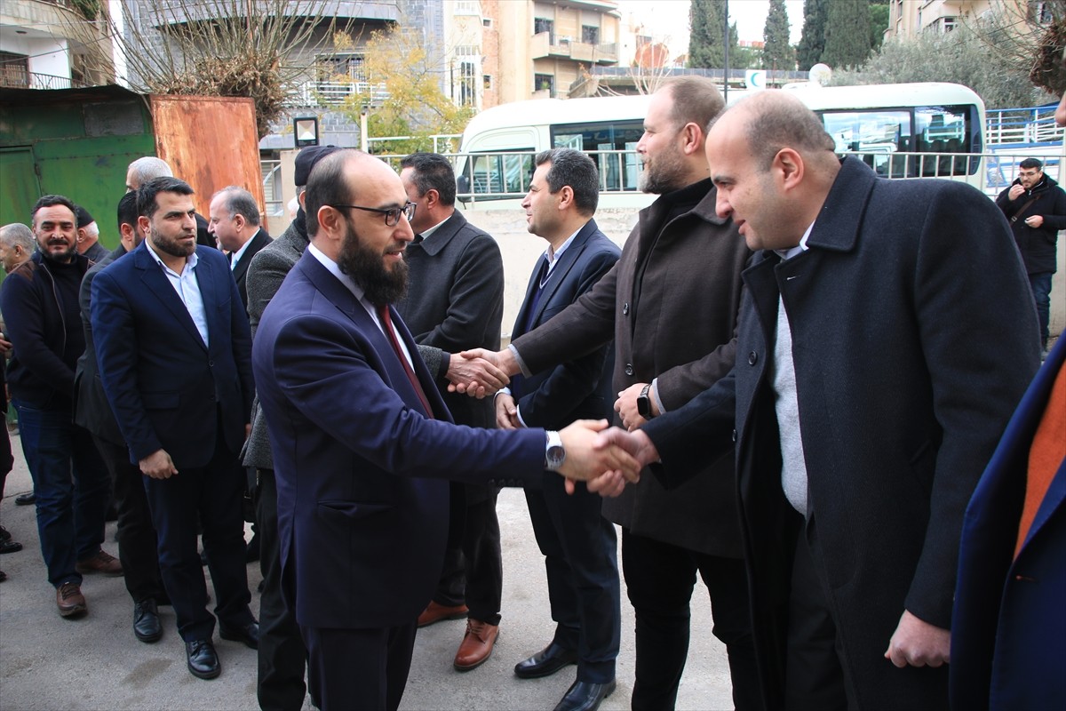 Suriye geçici hükümetinin Adalet Bakanı Şadi el-Veysi (solda), ülkenin güneyindeki Suveyda iline...