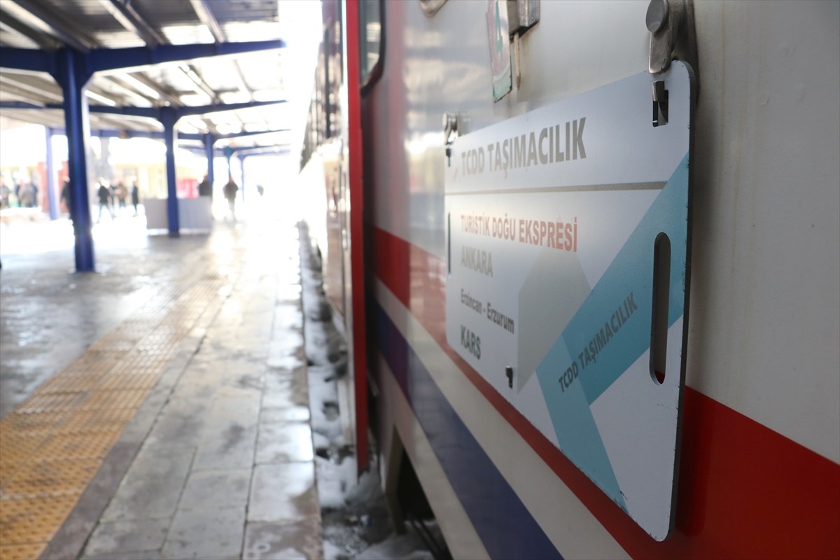 Tarihi Ankara Garı'ndan bu sezonun ilk seferine başlayarak Kars'a doğru yola çıkan Turistik Doğu...