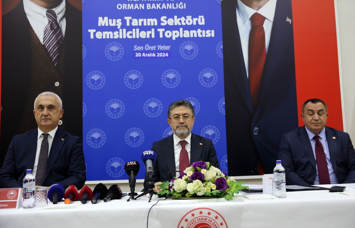 Tarım ve Orman Bakanı İbrahim Yumaklı (ortada), Tarım ve Orman İl Müdürlüğü'nde düzenlenen "Muş...