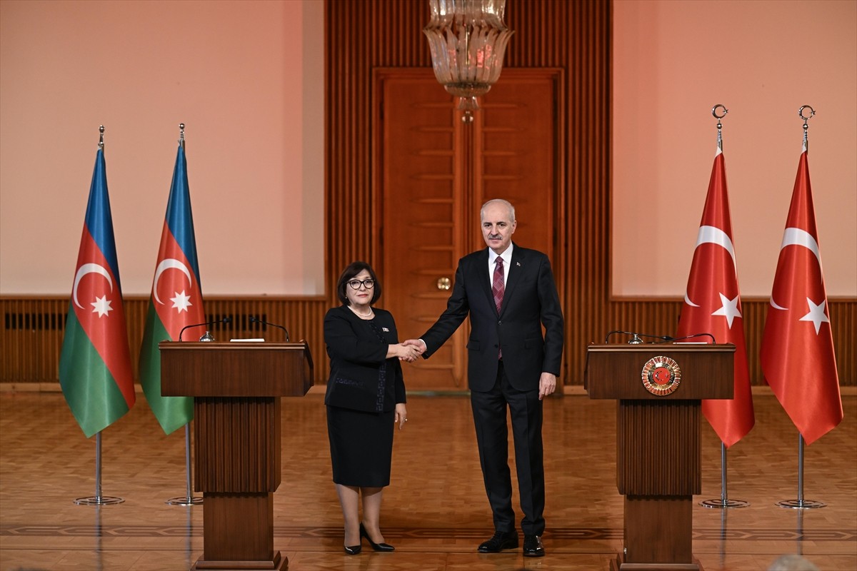 TBMM Başkanı Numan Kurtulmuş (sağda), Azerbaycan Milli Meclis Başkanı Sahiba Gafarova (solda) ile...
