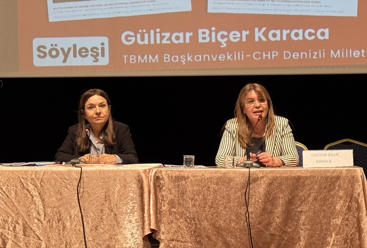 TBMM Başkanvekili Gülizar Biçer Karaca (sağda), Atatürk'ün "Heyet-i Temsiliye Reisi" olarak...