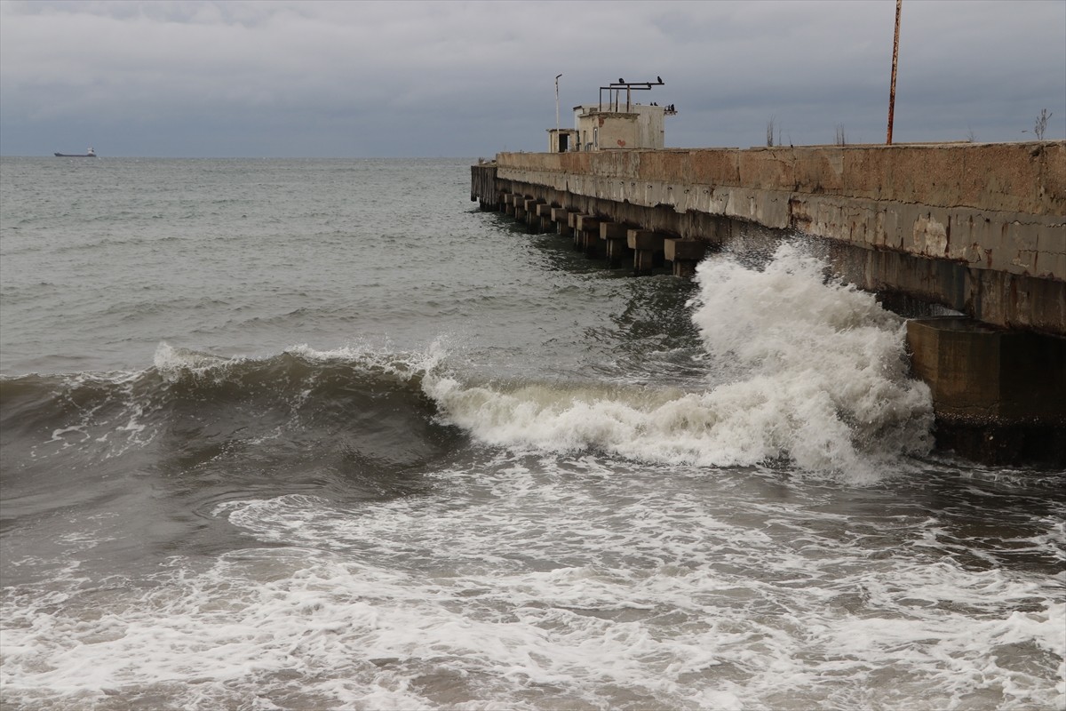 Tekirdağ'da poyraz, deniz ulaşımını olumsuz etkiledi. Şiddetli rüzgar sebebiyle balıkçılar denize...
