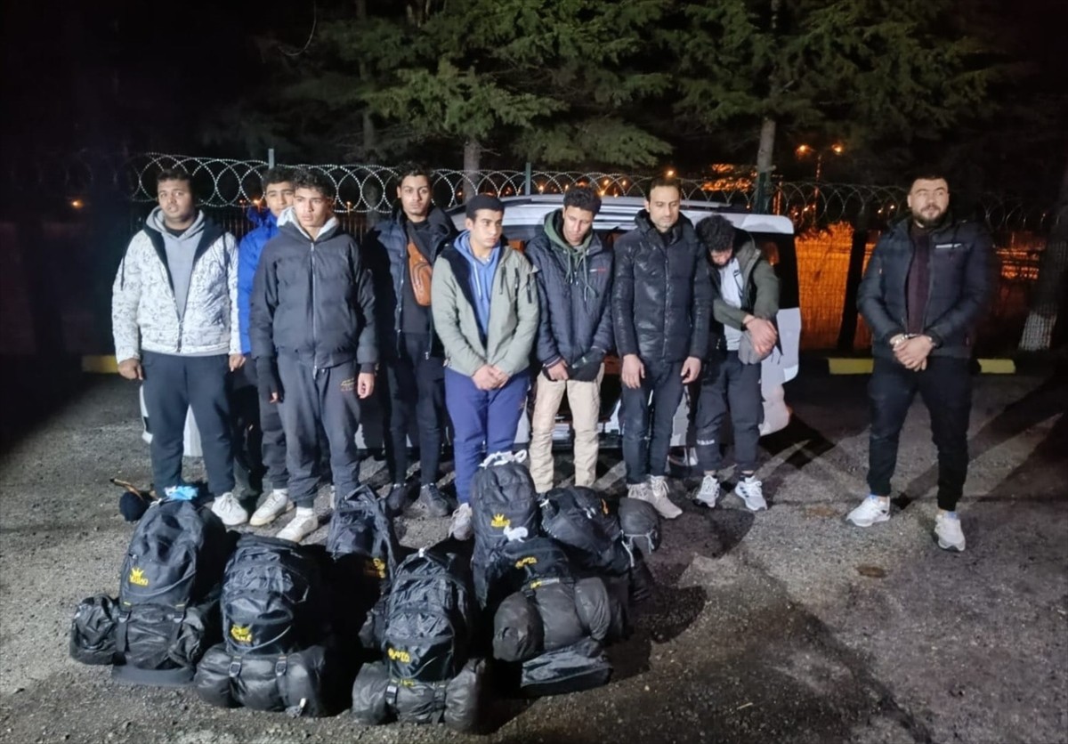 Tekirdağ'da yasa dışı yollarla yurda girdiği belirlenen 8 düzensiz göçmen yakalandı.