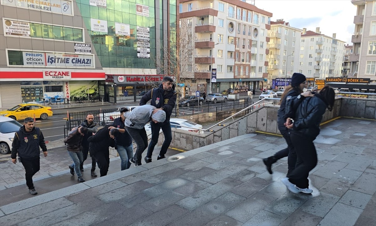 Tekirdağ'ın Çerkezköy ilçesinde bir kuyumcuya sahte altın satan, bir kuyumcuya da satma...