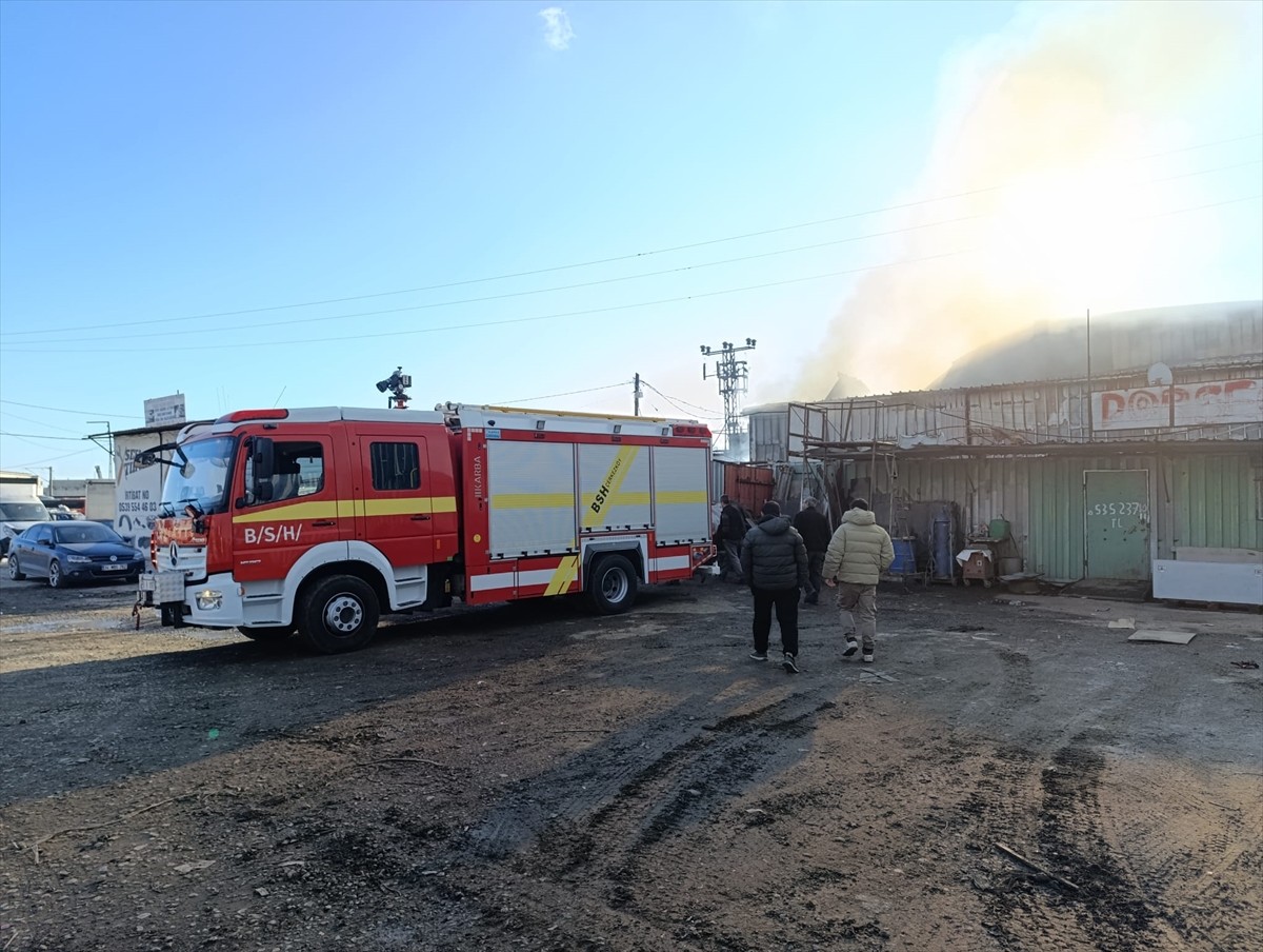 Tekirdağ'ın Çerkezköy ilçesinde konteyner imalathanesinde çıkan yangın söndürüldü. Çevredekilerin...