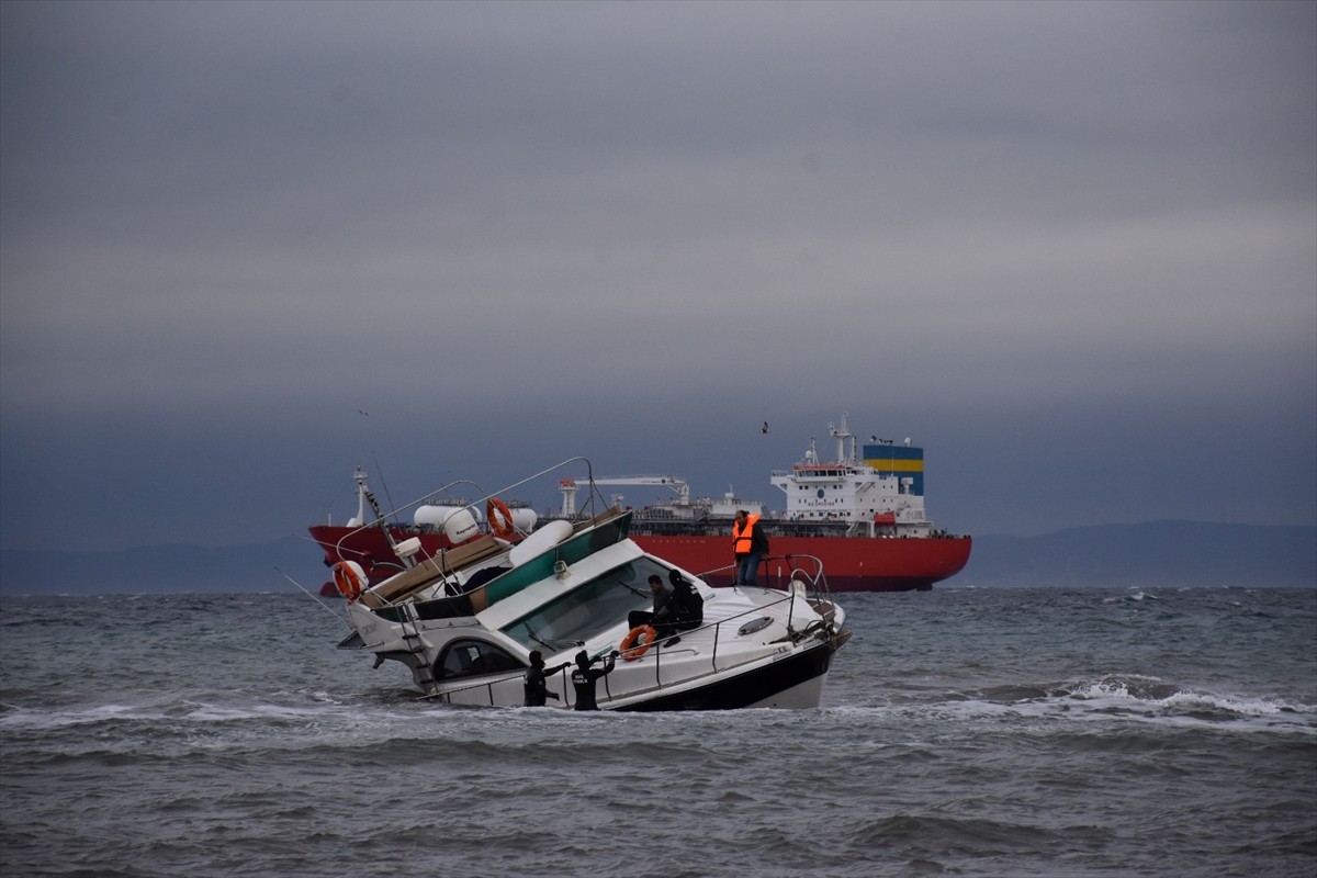 Tekirdağ'ın Şarköy ilçesinde fırtına nedeniyle su alarak yan yatan teknede mahsur kalan 2 kişi...