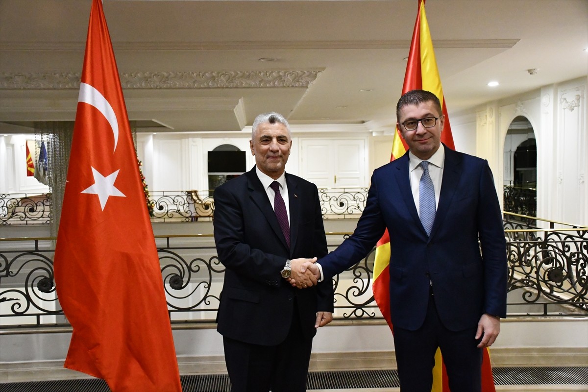 Ticaret Bakanı Ömer Bolat (solda), Kuzey Makedonya Başbakanı Hristijan Mickoski tarafından...