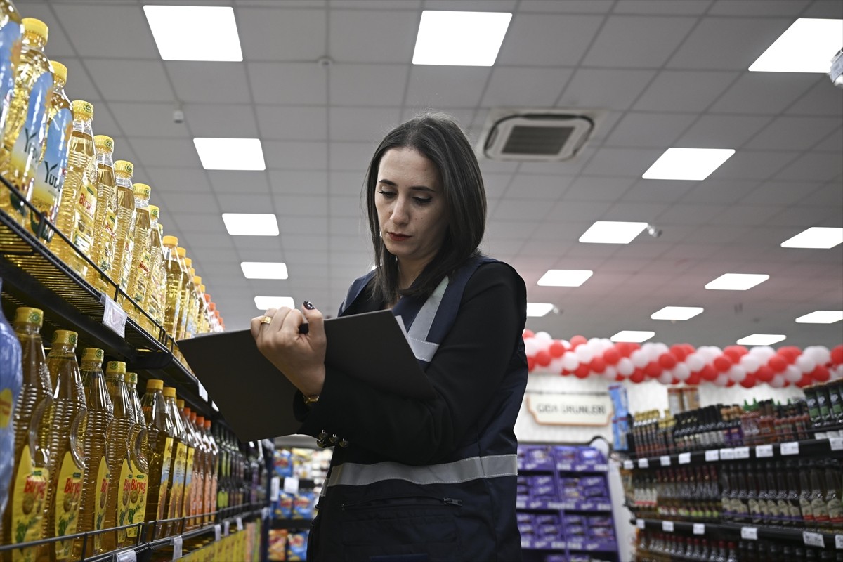 Ticaret Bakanlığı ekipleri, asgari ücretteki artış sonrasında özellikle temel gıda ürünlerinde...