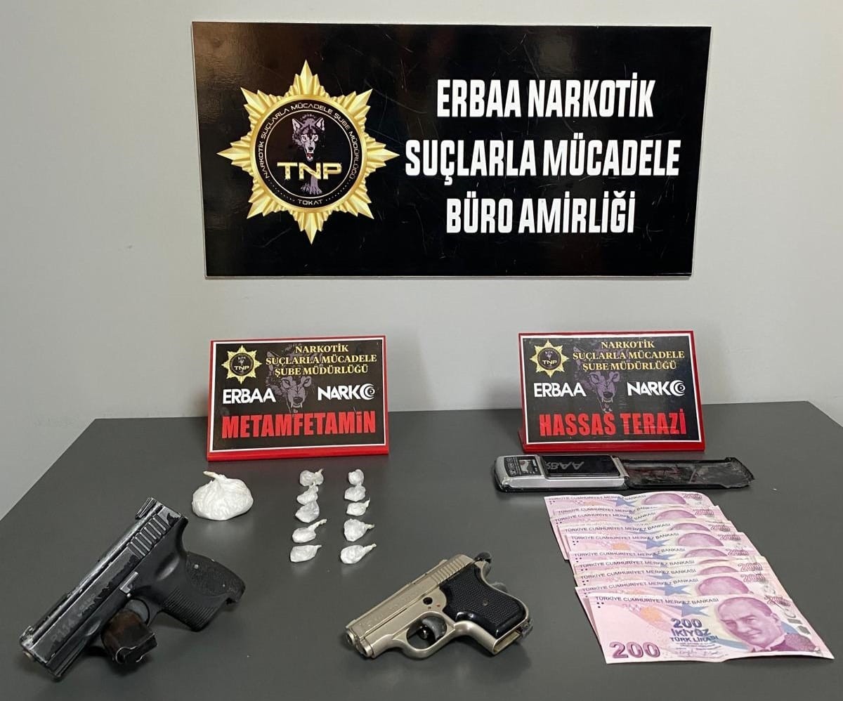 Tokat'ın Erbaa ilçesinde düzenlenen uyuşturucu operasyonunda gözaltına alınan 3 zanlıdan 2'si...