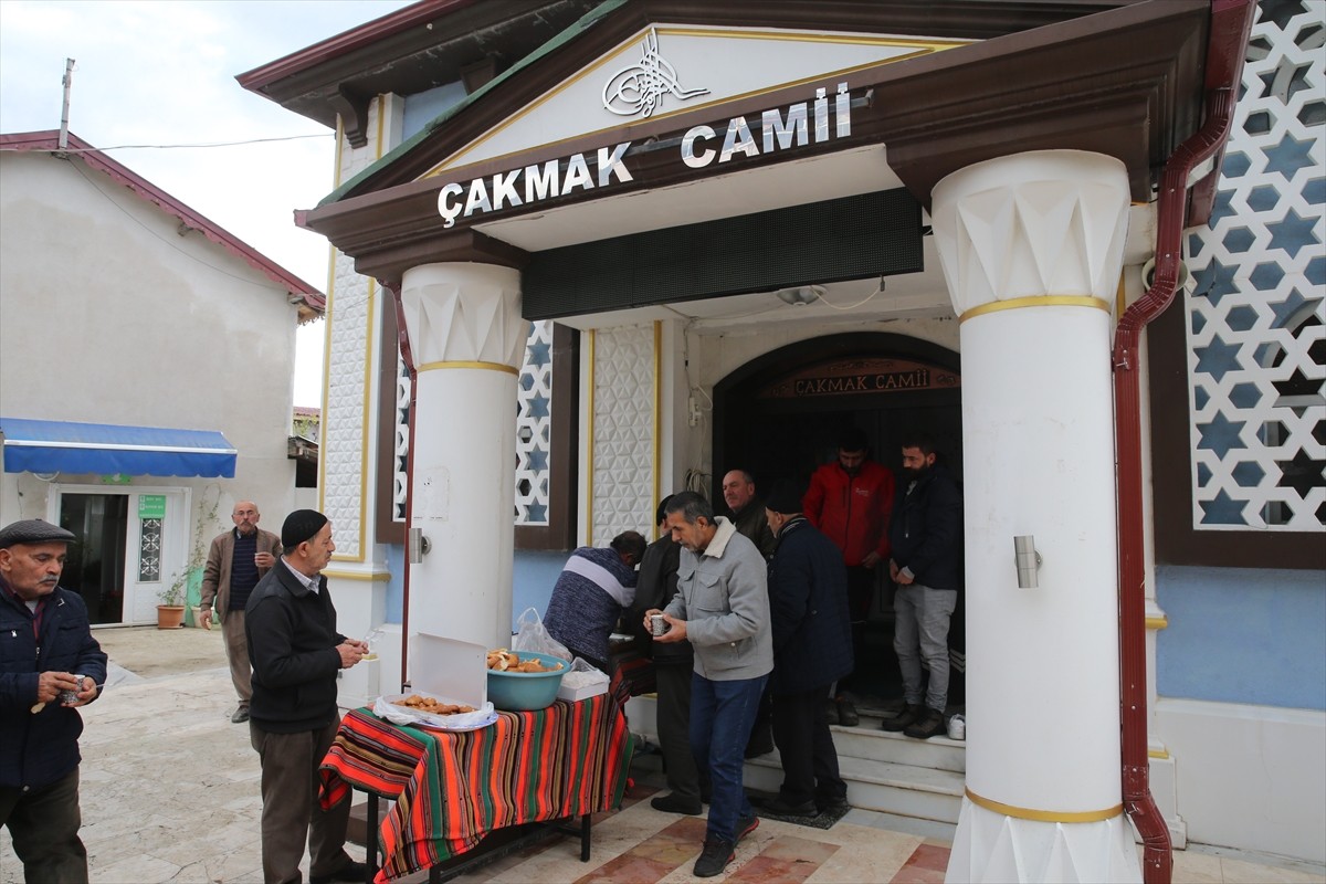 Tokat'ın Reşadiye ilçesinde görev yaptığı camiyi çiçeklerle donatan imam Duran Arslan, cemaate de...