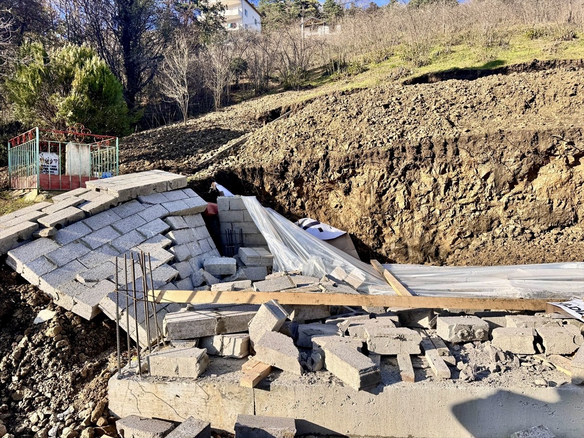 Trabzon'un Akçaabat ilçesinde üzerine duvar yıkılan işçi hayatını kaybetti.