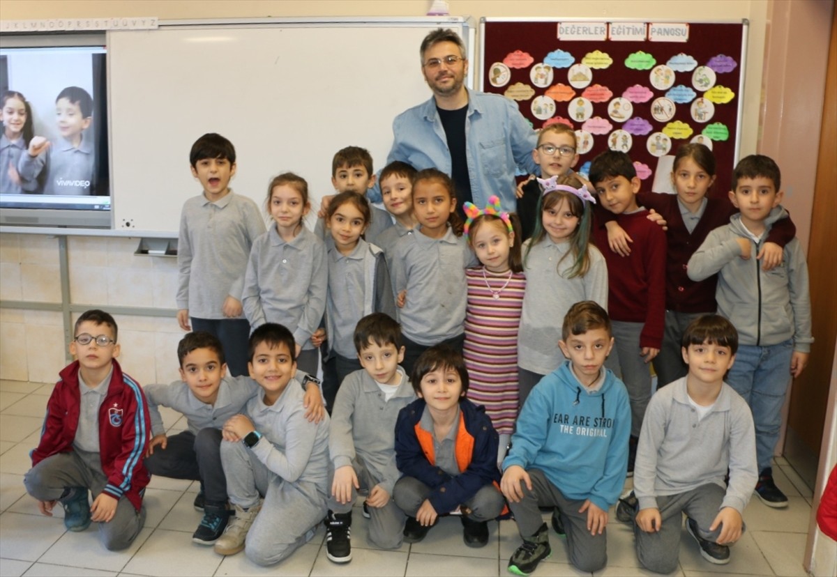 Trabzon'un Of ilçesindeki İsmail Yıldırım İlkokulu öğretmeni Kenan Bülbül, 2-F sınıfı...