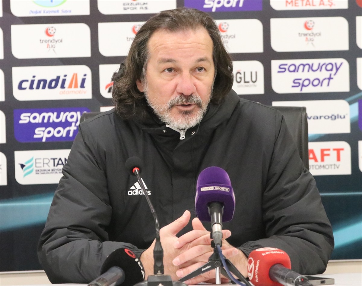 Trendyol 1. Lig'in 15. haftasında Erzurumspor FK ile Adanaspor, Kazım Karabekir Stadyumu'nda...