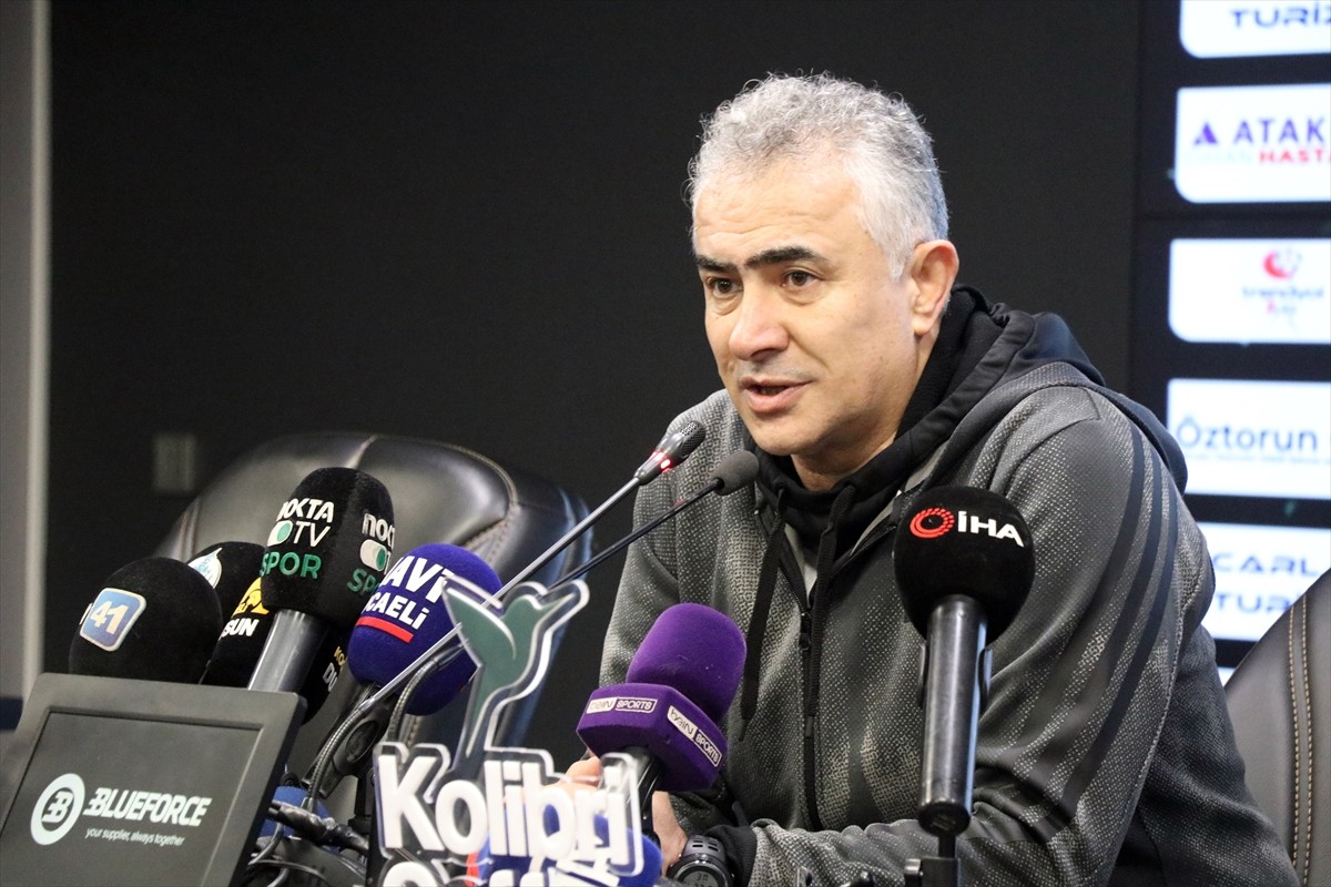 Trendyol 1. Lig'in 16. haftasında sahasında Esenler Erokspor'a 2-0 yenilen Kocaelispor'un teknik...