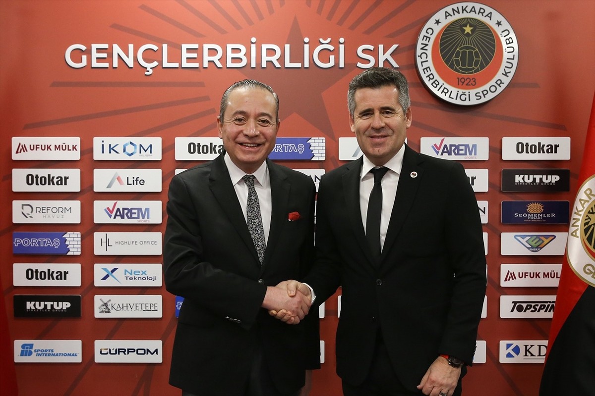 Trendyol 1. Lig ekiplerinden Gençlerbirliği, teknik direktör Hüseyin Eroğlu (sağda), ile 1,5...