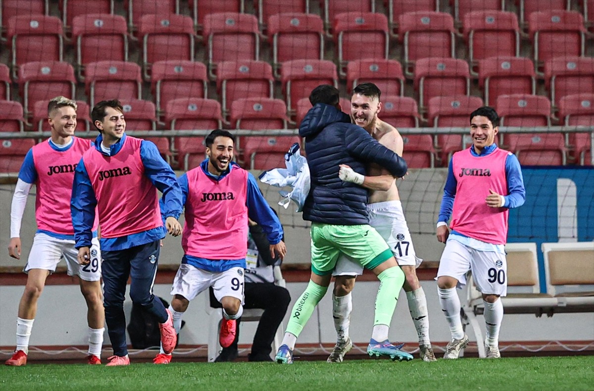 Trendyol Süper Lig'in 17. haftası, Atakaş Hatayspor ile Adana Demirspor Mersin Stadyumu'nda...