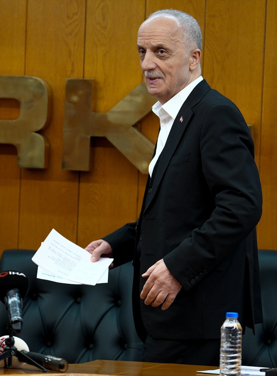 TÜRK-İŞ Genel Başkanı Ergün Atalay,  TÜRK-İŞ Genel Merkezi'nde düzenlediği basın toplantısında...