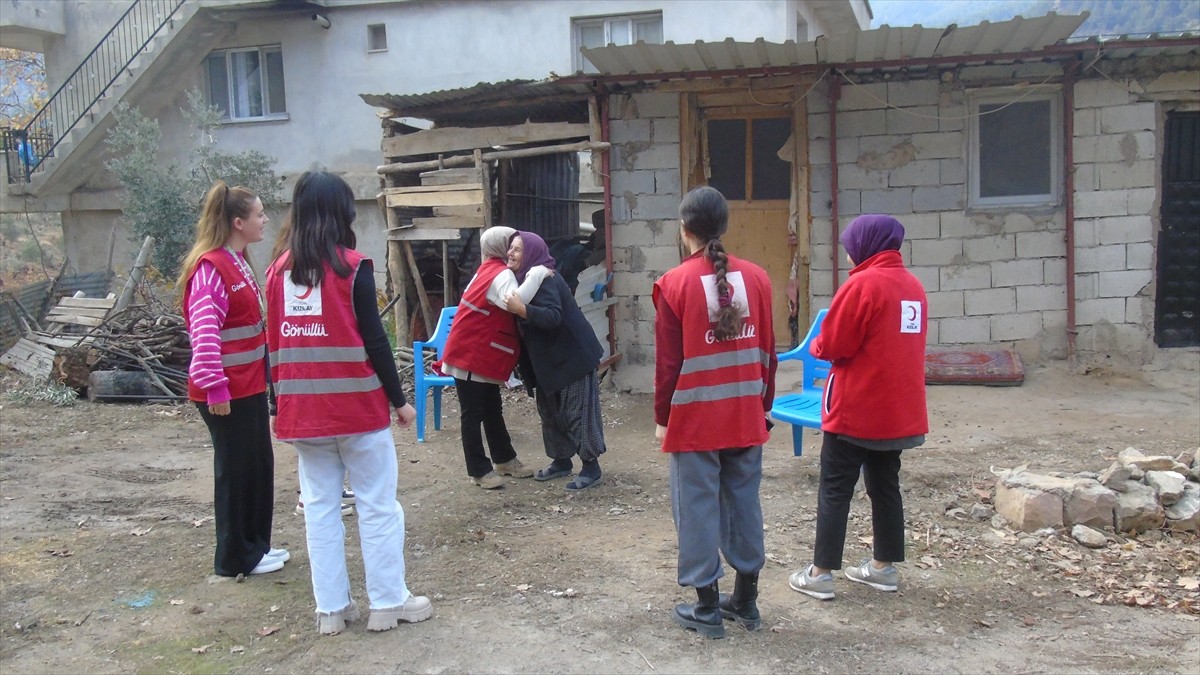 Türk Kızılay gönüllüleri, Gaziantep'in İslahiye ilçesinde depremzede çiftçi 75 yaşındaki Hatice...