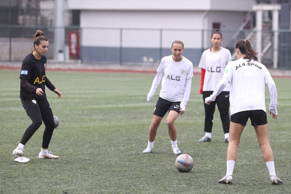 Turkcell Kadın Futbol Süper Ligi takımlarından ALG Spor, ilk yarıda kalan 3 karşılaşmayı kazanıp...