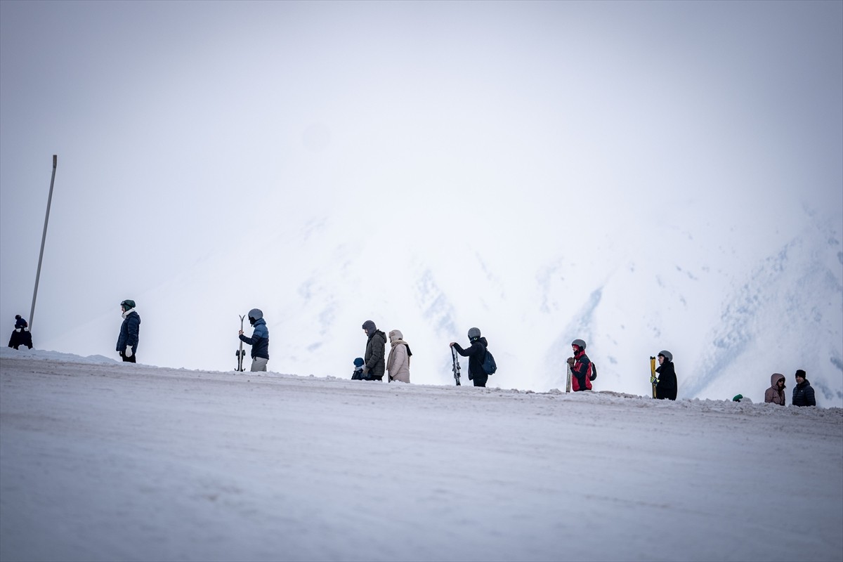 Türkiye'de en çok tercih edilen kış turizm noktalarından Erzurum'daki Palandöken Kayak Merkezi...