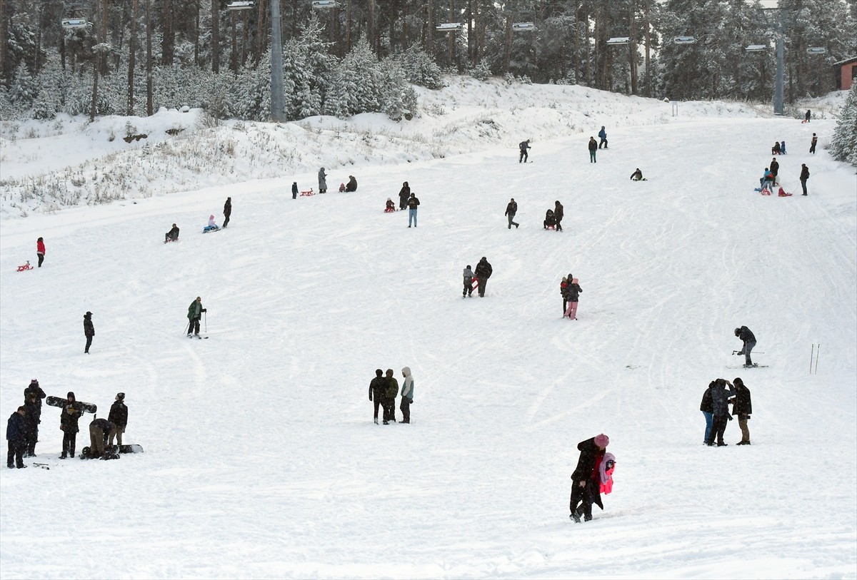 Türkiye'nin en önemli kış turizm merkezlerinden Sarıkamış Kayak Merkezi'nde yeni sezonun resmi...