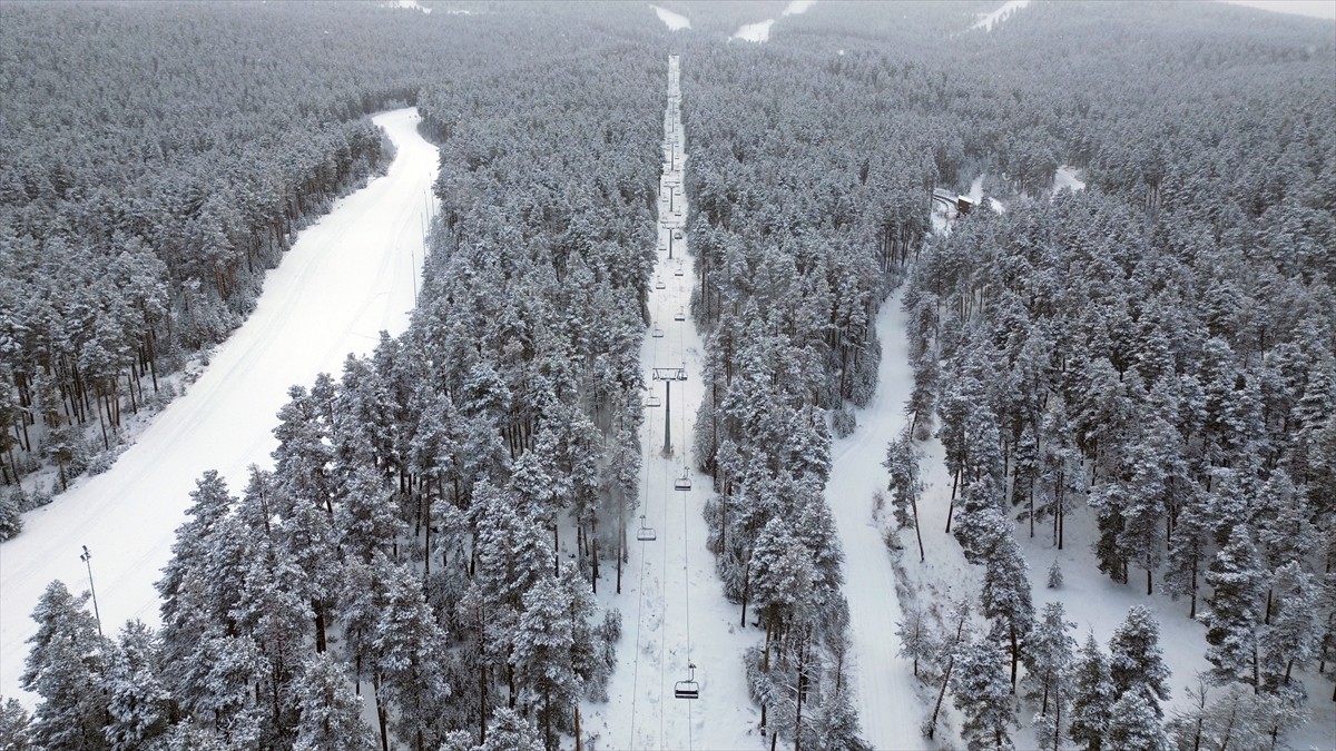 Türkiye'nin en önemli kış turizm merkezlerinden Sarıkamış Kayak Merkezi'nde yeni sezonun resmi...