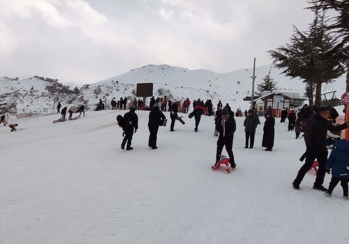  Türkiye'nin gözde kayak merkezleri arasında yer alan ve dün sezon açılışını yapan Davraz Kayak...