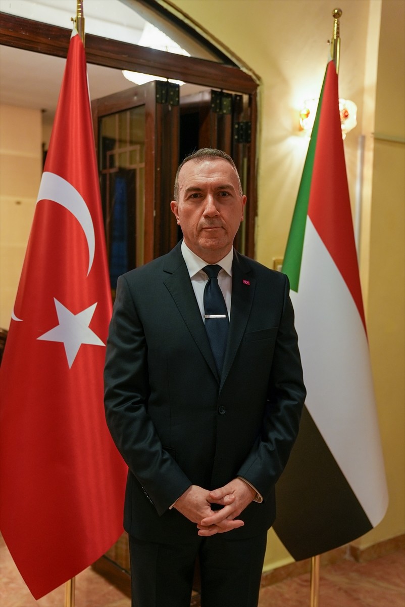 Türkiye'nin Hartum Büyükelçisi Fatih Yıldız, Büyükelçiliğin bünyesinde, askeri ataşelikten...