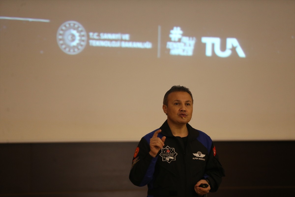 Türkiye'nin ilk astronotu Alper Gezeravcı, Çanakkale Ticaret ve Sanayi Odası Konferans Salonu'nda...