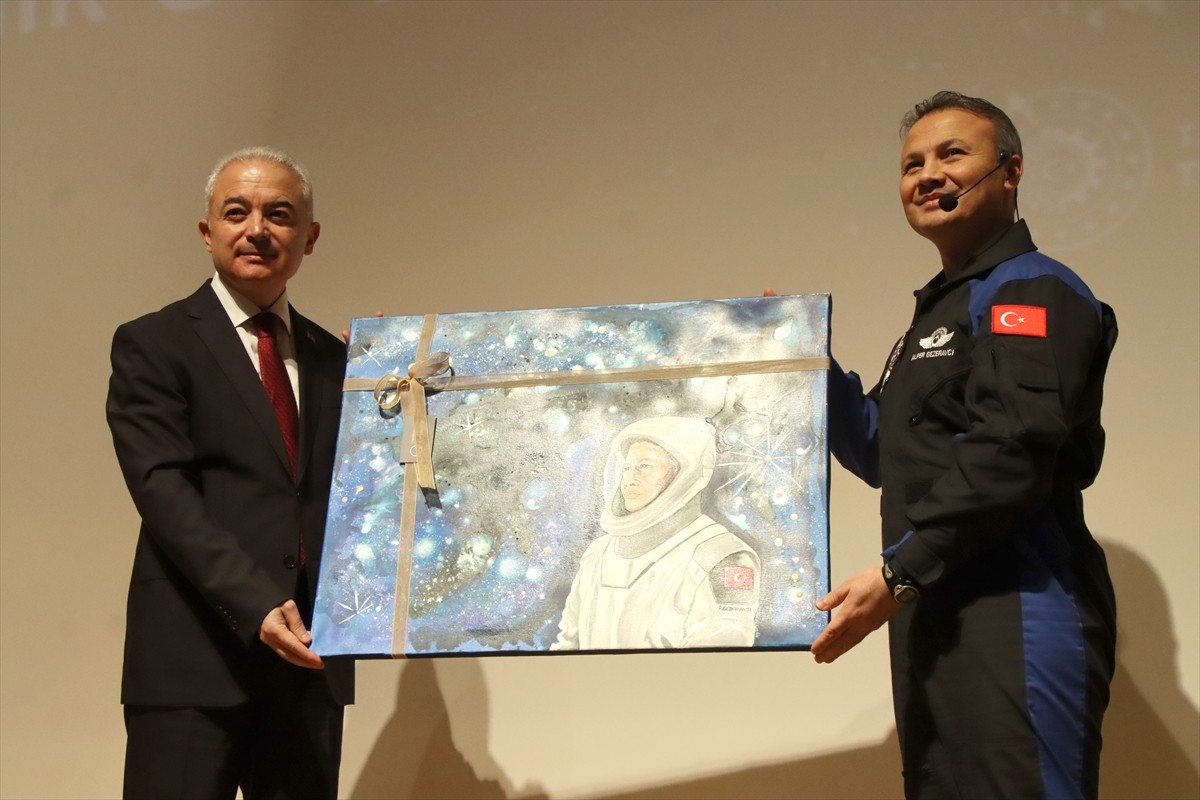 Türkiye'nin ilk astronotu Alper Gezeravcı, Kırklareli'nde öğrencilerle bir araya gelerek uzay...