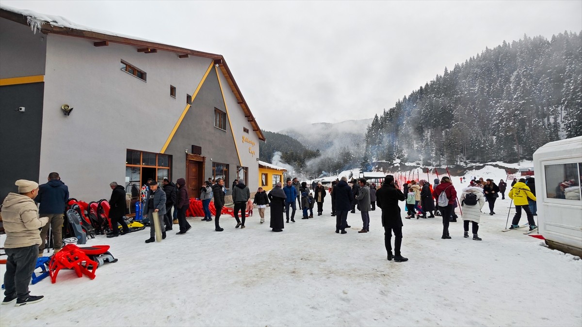 Türkiye'nin kayak merkezlerinden Yıldıztepe Kayak Merkezi'nde yeni sezon açıldı.