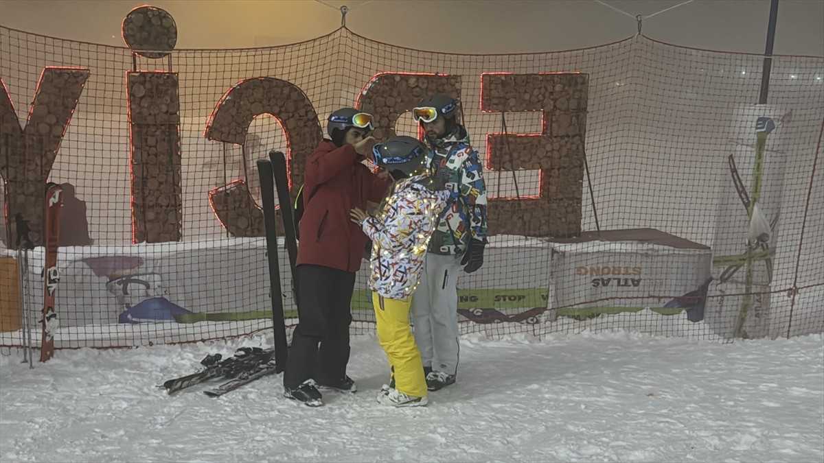 Türkiye'nin önemli kayak merkezlerinden Erciyes'te yeni yıl etkinliği düzenlendi. Etkinliğe...