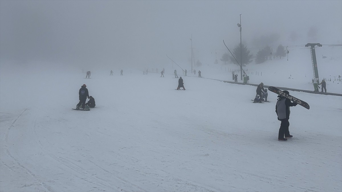 Türkiye'nin önemli kış turizm merkezlerinden Kartalkaya Kayak Merkezi, hafta sonunda tatilcilerin...