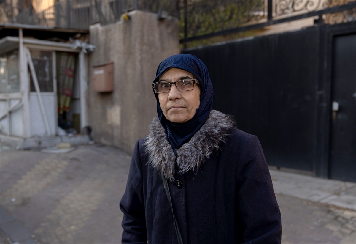 Türkiye'nin Şam Büyükelçiliği'nde Türk bayrağı göndere çekilerek 12 yıl aradan sonra elçilik...