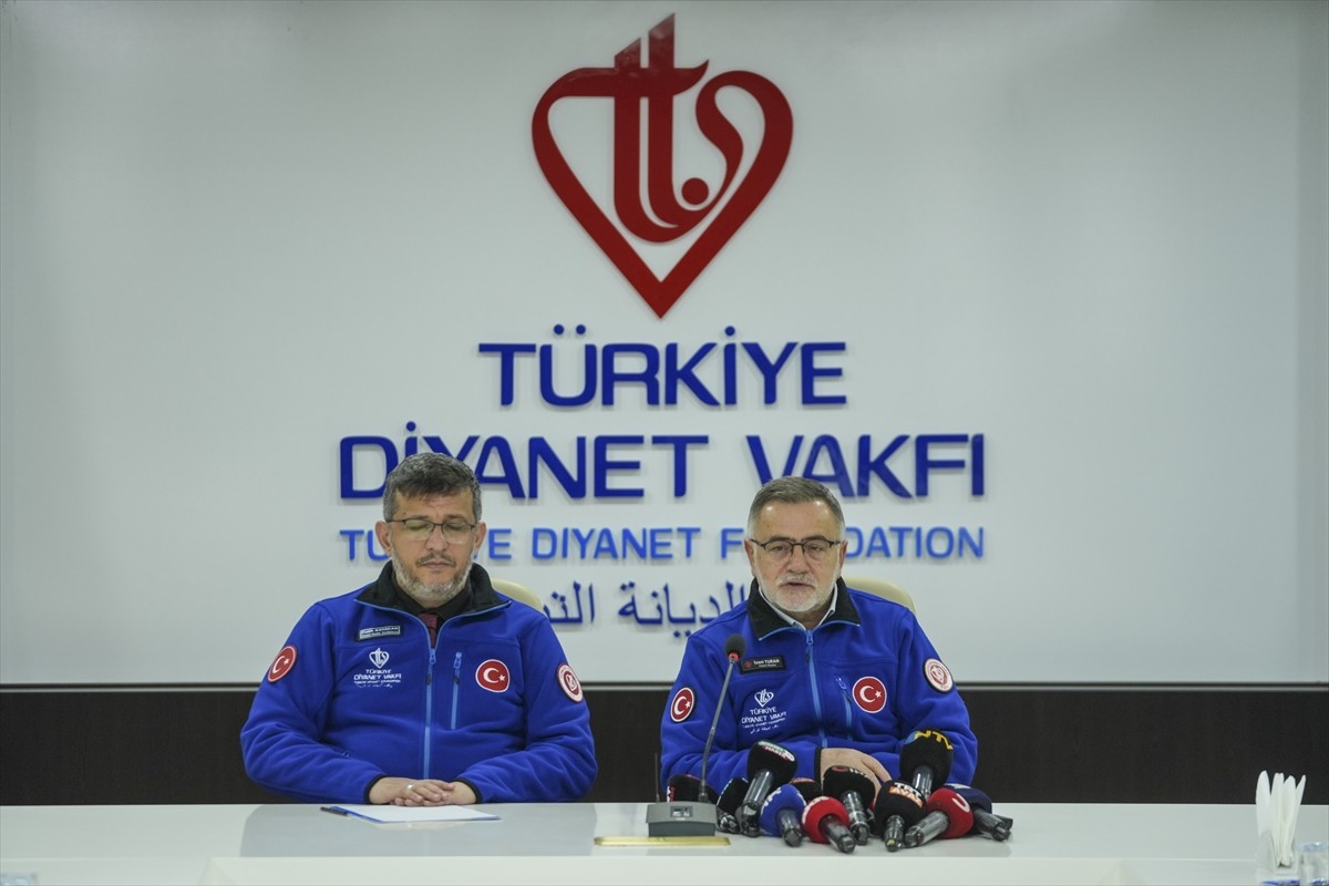 Türkiye Diyanet Vakfı (TDV) Genel Müdürü İzani Turan (sağda), vakfın genel merkezinde yaptığı...
