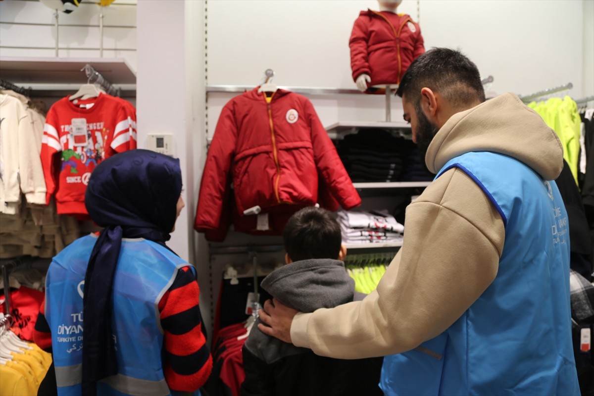 Türkiye Diyanet Vakfınca (TDV), Kahramanmaraş'ta "Kış Bayramı Projesi" kapsamında 62 yetim çocuğa...