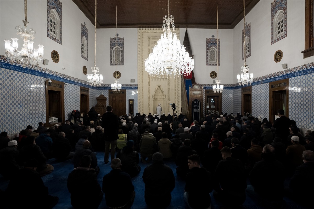 Türkiye genelindeki camilerde Gazzeliler ve tüm mazlumların kurtuluşu için yatsı namazında dua...