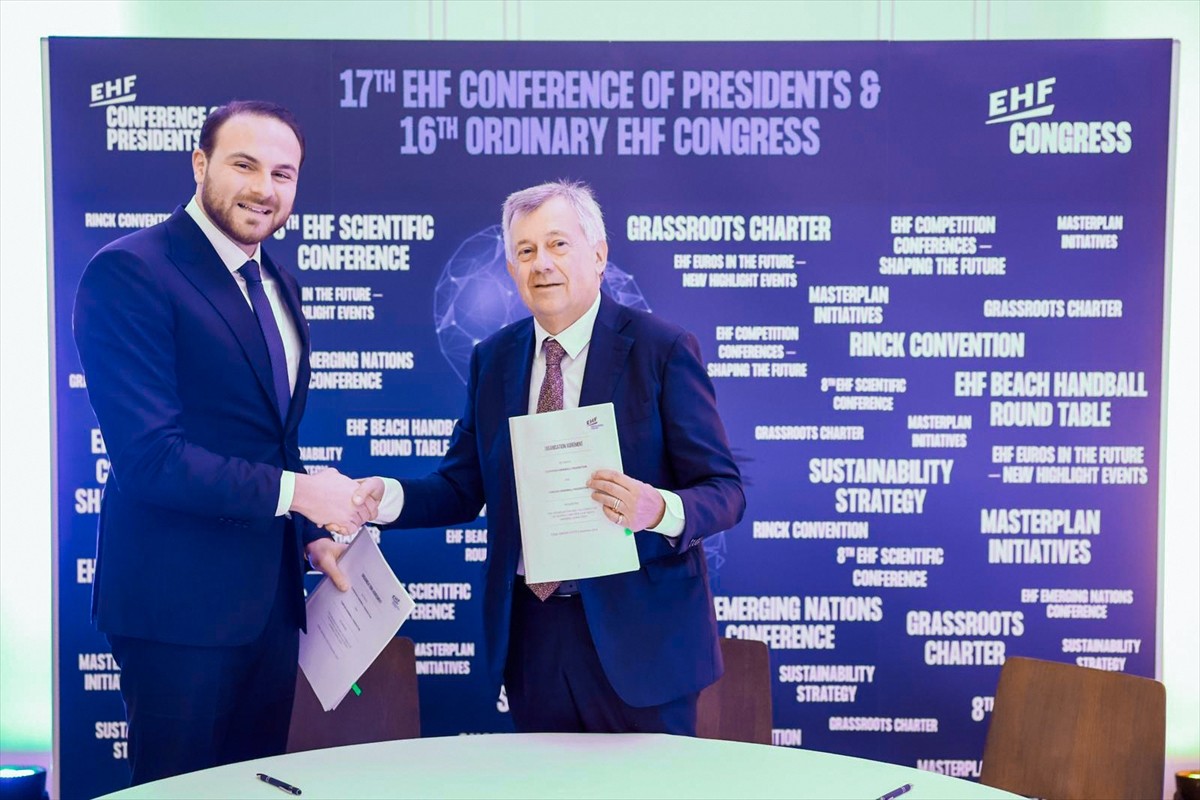 Türkiye Hentbol Federasyonu (THF) Başkanı Mesut Çebi,(solda) Avrupa Hentbol Federasyonu (EHF)...