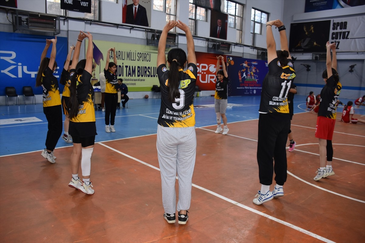 Türkiye İşitme Engelliler (Deaflympics) A Milli Erkek Basketbol Takımı'nda yer alan Mehmet Özcan...