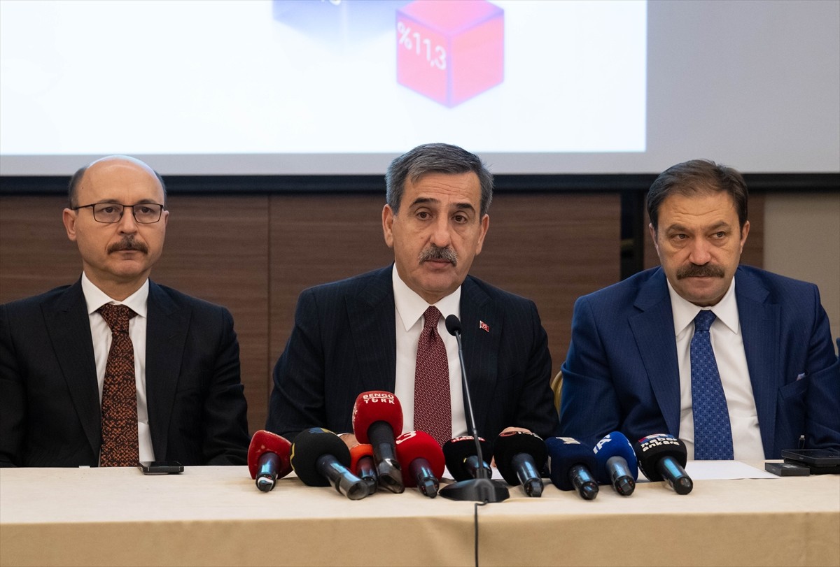 Türkiye Kamu-Sen Genel Başkanı Önder Kahveci (sol 7), bir otelde düzenlediği basın toplantısında...