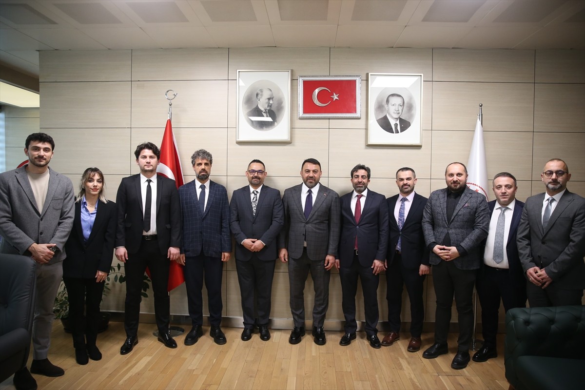 Türkiye Modern Pentatlon Federasyonu Başkanı Serhat Aydın ve yönetim kurulu, Gençlik ve Spor Bakan...