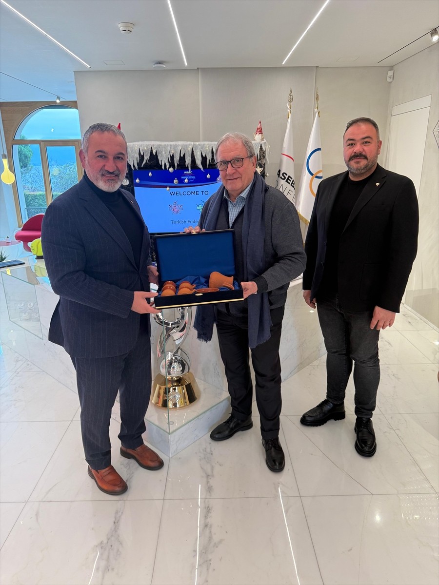 Türkiye Ragbi Federasyonu Başkanı Nahit Şahin (solda), Dünya Beyzbol ve Softbol Konfederasyonu...