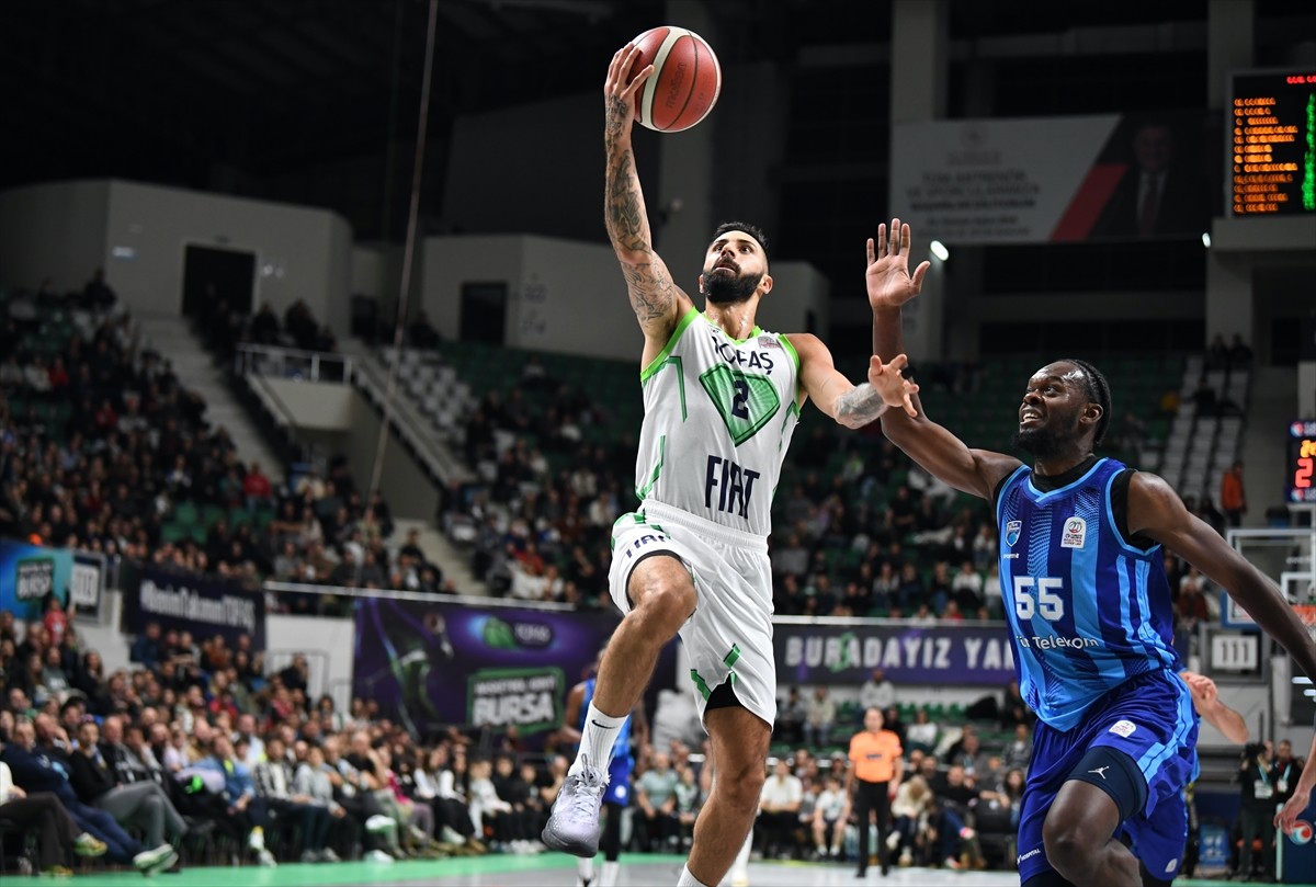 Türkiye Sigorta Basketbol Süper Ligi'nin 11. haftasına TOFAŞ, Türk Telekom'u 93-82 yendi.