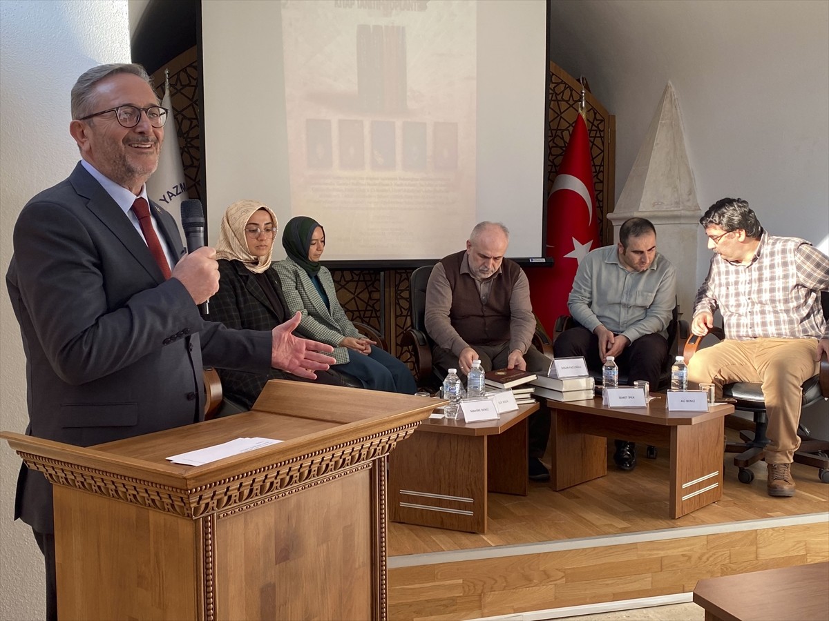 Türkiye Yazma Eserler Kurumu (TYEK) Başkanlığı tarafından tenkitli metin, tercüme ve çeviri yazı...