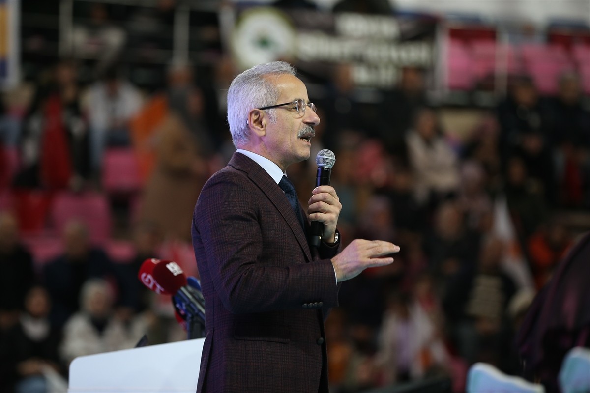 Ulaştırma ve Altyapı Bakanı Abdulkadir Uraloğlu, Adıyaman Üniversitesi Spor Salonu'nda düzenlenen...