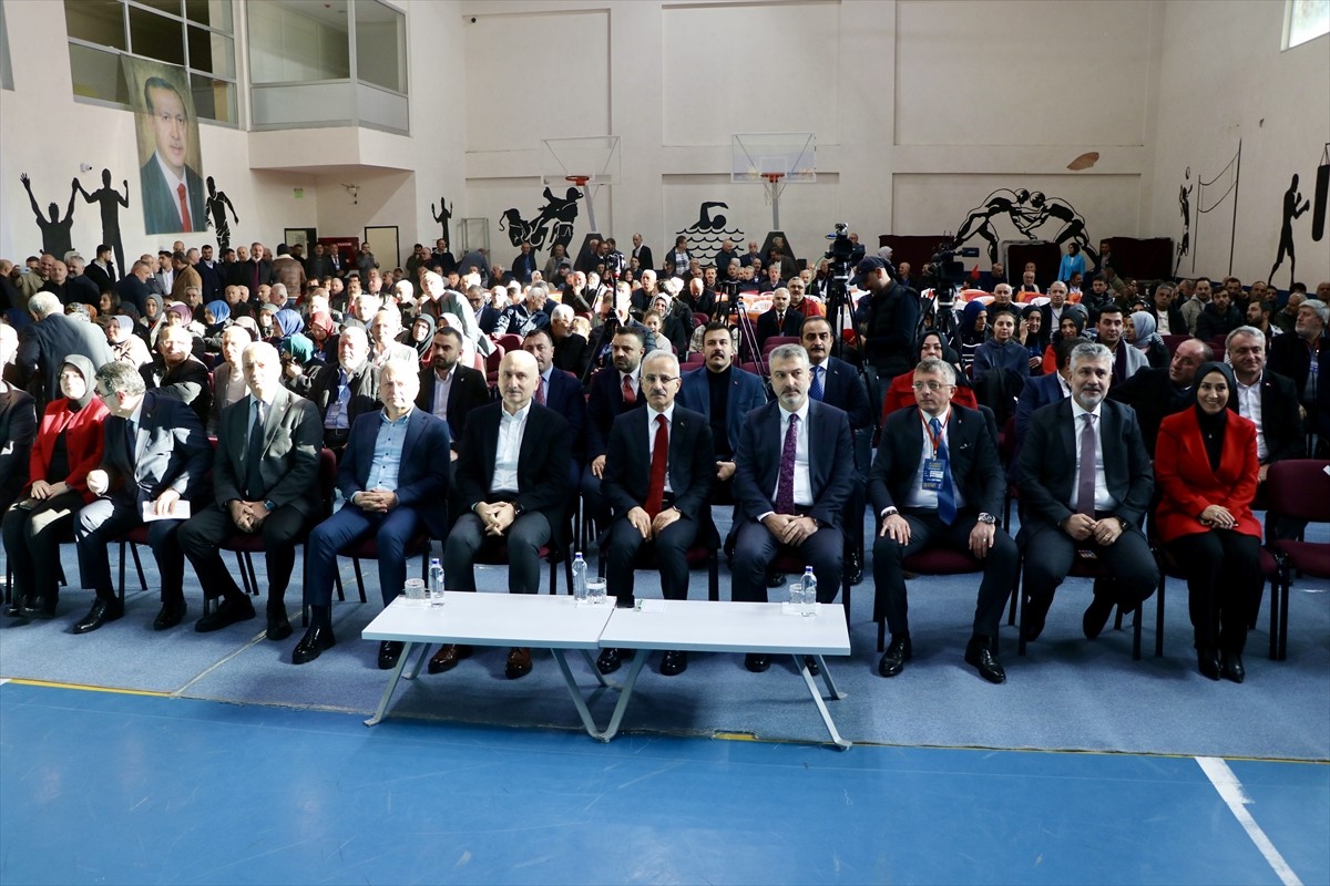 Ulaştırma ve Altyapı Bakanı Abdulkadir Uraloğlu, Of Gençlik Merkezi'nde gerçekleştirilen AK Parti...