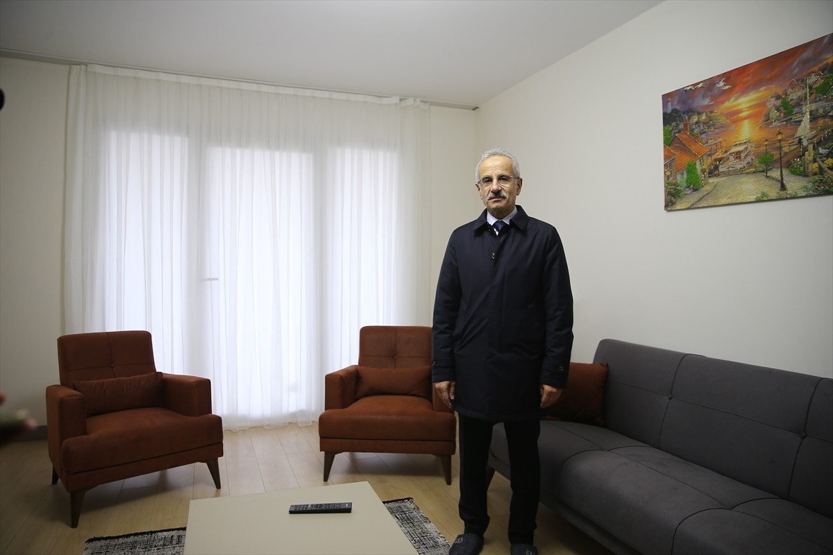 Ulaştırma ve Altyapı Bakanı Abdulkadir Uraloğlu (sağda), Adıyaman ziyaretleri kapsamında İndere...