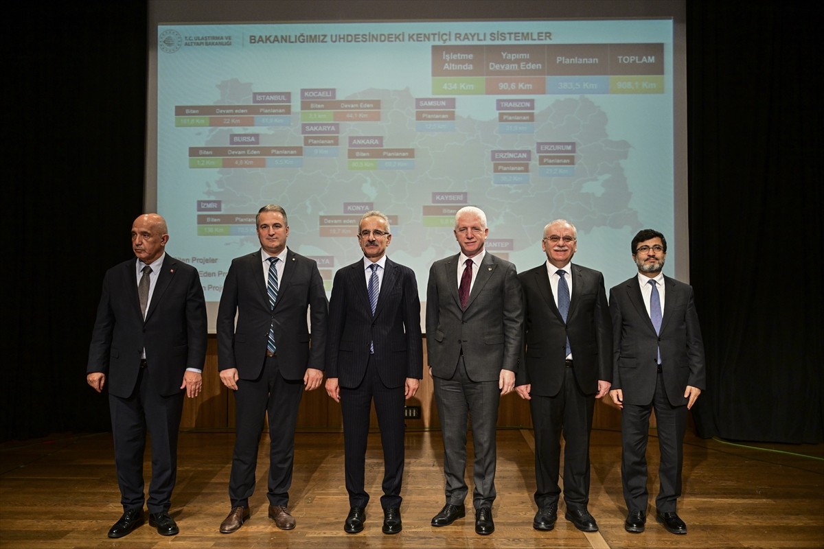 Ulaştırma ve Altyapı Bakanı Abdulkadir Uraloğlu (sol3), İstanbul Valisi Davut Gül (sağ3) ve...