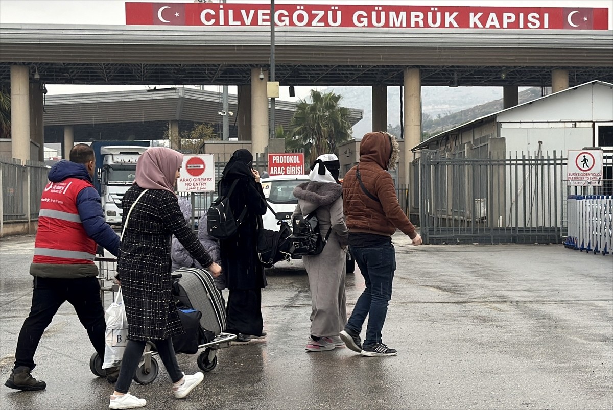 Ülkelerine dönmek isteyen Suriyelilerin Hatay'daki Cilvegözü Sınır Kapısı'ndan geçişleri devam...
